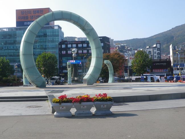釜山駅前広場、花壇や噴水があり、夜はネオンが点灯して綺麗です