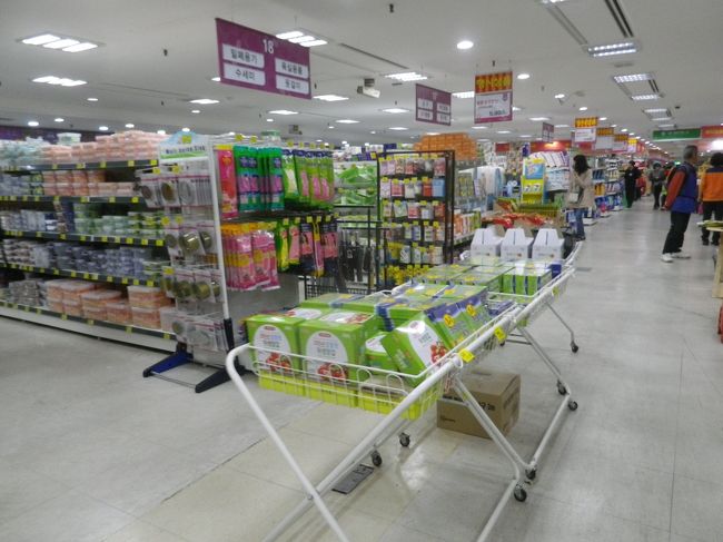 農協ハナロマートの店内、食料品中心に豊富な商品が並んでいます