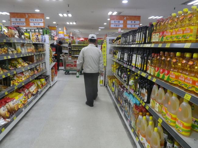 農協ハナロマートの店内、食料品が並んでいます