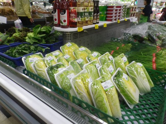 農協ハナロマートの店内、果物や野菜が豊富です