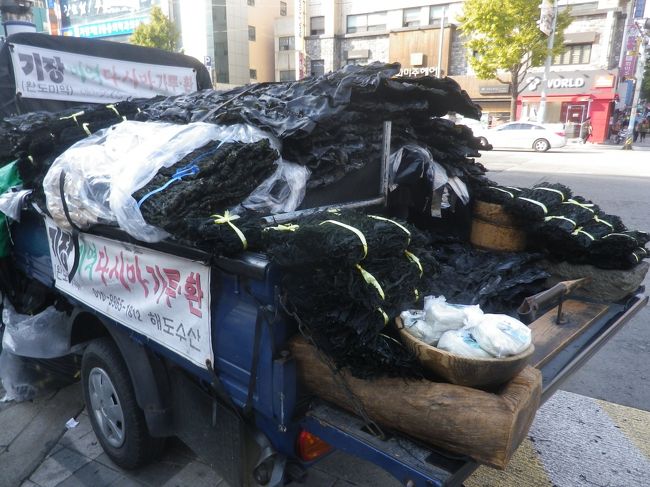 農協ハナロマート前で海産物を積んだトラックがありました