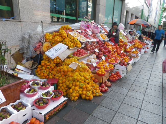 農協ハナロマートの建物沿いにフルーツの出店がありました