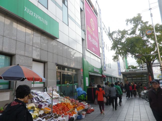 地下鉄１号線利用で釜山駅からチャガルチ駅まで来て、１０番出口を出てすぐにある農協ハナロマートに入りました