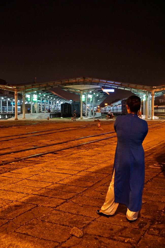 このアオザイを着ている人は<br />ヴィクトリア号の案内人なのかな