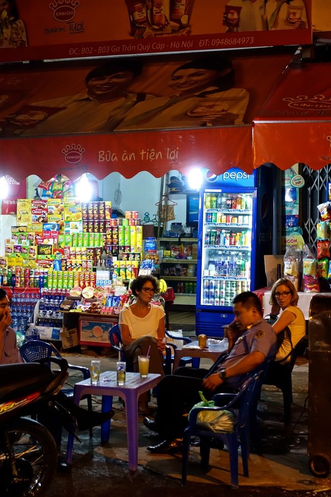 さていきなり<br />１１月１１日の夜に飛びました<br />ここはハノイB駅の外<br />これから夜行列車に乗ってラオカイまで