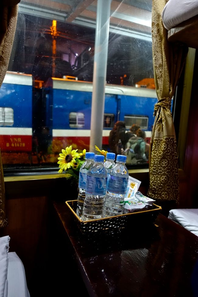 水もクラッカーもお手拭きも籠の中にあった<br />ちなみに花は造花です