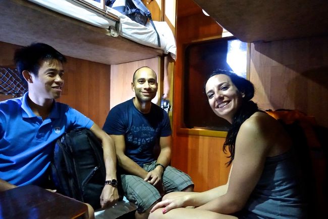 今夜のルームメイト<br />ラオカイまでよろしく<br />スペイン・バルセローナから来たカップルと<br />ベトナム人、彼スペイン語が話せるのでどこで習得したか聞いてみた<br />キューバに４年いたそうだ　アぁ。。。キューバかぁ<br />同じ社会主義国だからあまり我々にはスペイン語の勉強にキューバの名前は<br />出て来ない。。。<br />