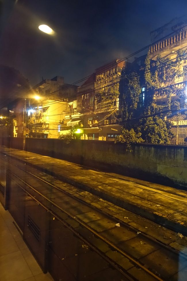 こんな都会の風景をなはめながら<br />いつのまにか眠りについたが結構ローカルな走りだ<br />途中急ブレーキで起こさる<br />その後なかなか寝付かれなかった