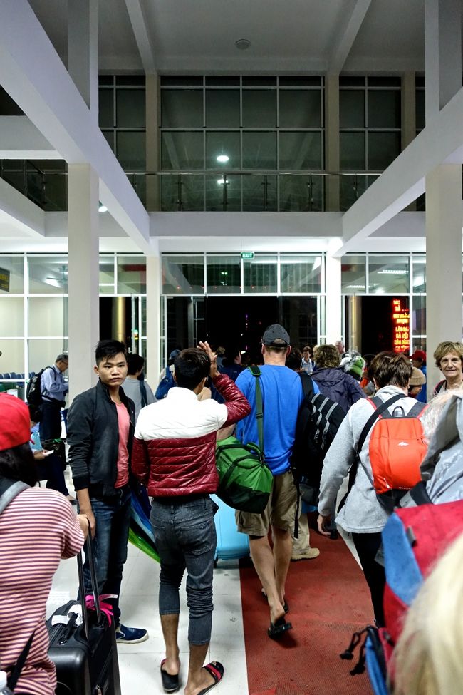 ラオカイ駅近くになると<br />部屋のドアーを叩かれて起こされる<br /><br />SAPA行きミニバスの客引きにいちゃん写っていた<br />