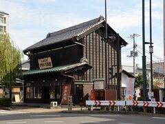 国道を越えた所から見たなりわい交流館

この辺りに高札場があったことになります。
法令（一般法、基本法）を板面に記して往来などに掲示して民衆に周知させる方法で、木製の板にびっしりと書き込まれていました。

是非とも碑と案内板を希望します。