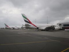 オークランド空港に着きました。エミレーツってこんな塗装だった？A380が来ているのですね。