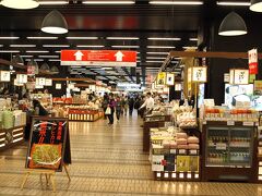 　駅構内には売店やレストラン、それに温泉まであり結構楽しめます。
( http://vegepples.net/2015/01/25/echigo/ )