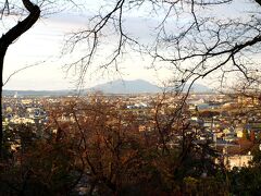 　夕刻悠久山公園に到着。公園歴史博物館( http://www.city.nagaoka.niigata.jp/kankou/miru/siryou/kyoudo.html )裏から弥彦山が綺麗に見えました。