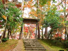 　私の大好きな松雲山荘の門です。