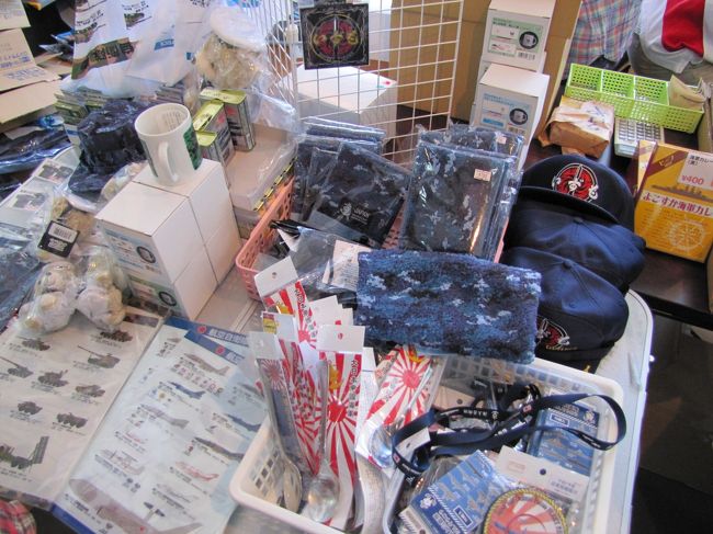 手前の部分で臨時売店が開かれています。<br />帽子やタオル、海軍カレースプーンなど売られています。<br />