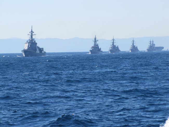 西側から受閲艦隊が近づいてきました。<br />先頭はイージス護衛艦の「あたご」１７７です。