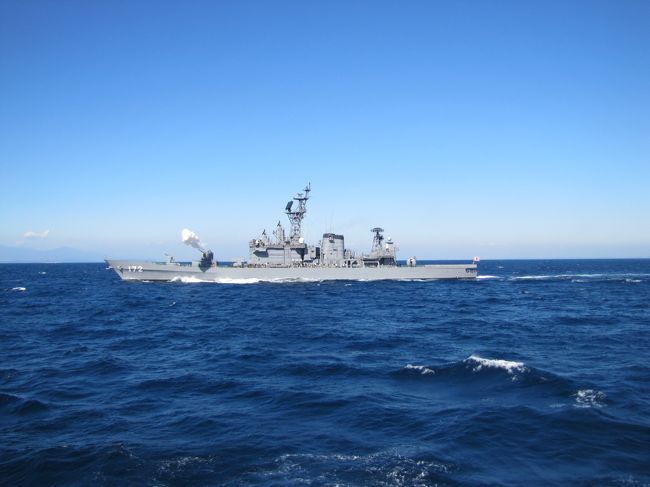 反転した艦隊は展示演技に移ります。<br />護衛艦「しまかぜ」１７２による祝砲発射。<br />３５秒毎に空砲を発射します。ちょうど乗り合わせた船で無線を聞いている人が居て、祝砲の発射のタイミングが分かって写真に収める事が出来ました。<br /><br />