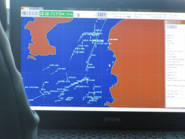 海の銀座浦賀航路、観閲帰りの船の他にタンカーや貨物船がひしめいています。<br />