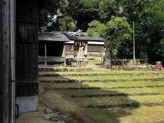 春日神社の中山農村歌舞伎はあります。斜面を利用して桟敷になっていますね。

屋根つきの桟敷席もあります。
