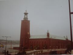 ストックホルムの市庁舎（ここでノーベル賞受賞祝賀晩餐会（ブルーホールの大広間）と受賞パーティーの舞踏会広間（黄金の間）が行われます。
（ちなみに、今、この旅ブログを書いている時が１２月１１日（ノーベルの誕生日）で、上の式が行われている最中です。ニュースでは梶田さん（物理学賞）大村さん（生理学・医学賞）の話題が放映されています。）