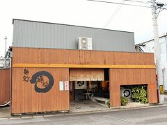 本日の讃岐うどん巡り1件目♪

麺処綿谷

親子3代、60年余りに渡り丸亀でうどん店を営んでいらっしゃる歴史あるお店。
でも、見た目は綺麗で洒落てて・・・
今どき風で観光客でも入りやすい雰囲気ね。

営業時間：8：30〜14：30
休業日：日曜日