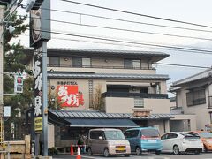 近くには、観光客にも大人気の讃岐うどん店、おか泉が・・・

さきほどのうぶしな神社の住職は、ここおか泉で修行されて独立された方らしい。
今度は臨時休業じゃないときに、ぜひ訪れたいわ♪