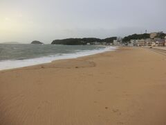 篠島唯一の砂浜‥サンサンビーチに出ました。
ゴミひとつないきれいな砂浜です。