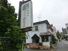 名古屋は喫茶店が多い事で有名です。
喫茶店で有名なコメダ珈琲店‥
名古屋が本拠地で、名の由来は創業者の家業が米屋で「米屋のタロウ」から、ちなんだ物だそうです。

ゆっくりお茶でもしていきたい所ですが、時間の関係で今回は外から眺めるだけです。