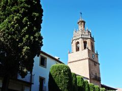 細い路地を抜けると目の前に現れたのは、大きな鐘楼を持つ教会の聖マリア・ラ・マヨール教会だ。

ここは、ロンダの守護聖人を祀っている教会で、中の見学はできるが写真撮影は不可。

