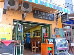 レストランは新市街地側が多いのだが、ヌエボ橋のほうまで行ってしまうと観光客相手のツーリスティックなお店ばかりになり、価格もそれなりに観光地価格となってしまう。

だから、私達が選んだのは地元の人達が集う広場Plaza del Socorro(ソッコーロ)広場にテラス席を出している小さなバルレストランLa Farola(訳せば、バル；瓦斯灯）。
テラス席が地元の人達で賑わっていたので、此処に決めた。
