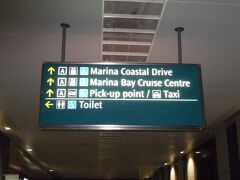 　ＭＲＴでチャンギ空港からマリーナ・サウスピィア駅まで移動しました。
駅を降りると、天井に案内があったので、「Marina Bay Cruise Centre」へ向けて徒歩にて移動しました。
　