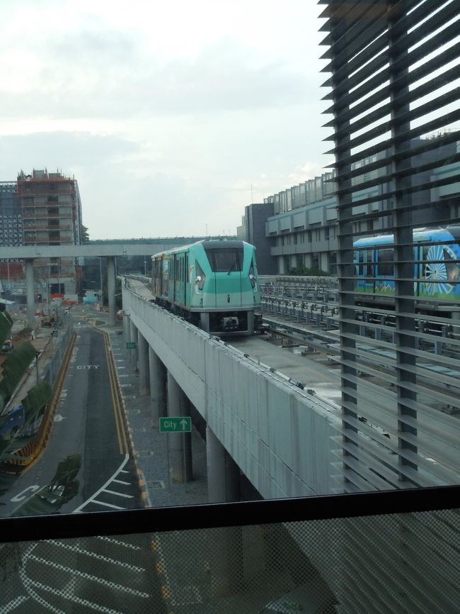 　シンガポールのチャンギ空港に到着し、ＭＲＴに乗るために到着ターミナルから、この可愛いスカイトレインで第３ターミナルへ移動しました。<br />　
