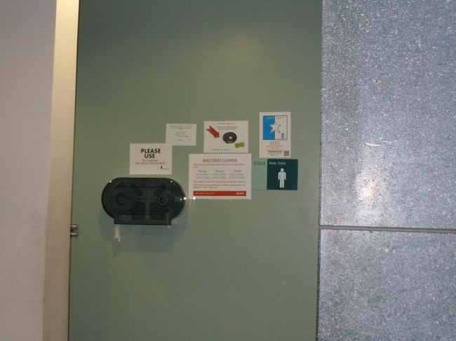 　途中、トイレに寄ったら、入り口にトイレットペーパーのケースがあり、なぜ？<br />　丁度、他の方が入って来たので、様子を見ると、ここからトイレットペーパーをスルスルと取って入って行きました。<br />それを見て、私もとりあえず同じように取って行ったら、何とトイレ内には、トイレットペーパーがありません。<br />考えてみれば、結構合理的だと思います。<br />シンガポール内で利用した公衆トイレは、すべてこの方式でしたよ。日本式トイレも備えている公衆トイレもありました。<br />又、改札口を入った駅の中には、トイレが無く、必ず、改札口の外にありますから、注意しましょう。<br /><br />