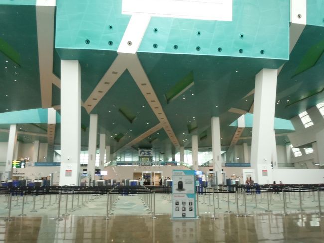 　マリーナベイ・クルーズ・センターは、ＭＲＴ最寄駅から徒歩１０分位で、屋根が付いている歩道を歩きます。<br />残念ながら、雨が降っていたので、外にで外見の写真を撮ることができませんでした。<br />徒歩での入り口が分かり難いので車・バスに注意しながら、中央から入りエスカレーターを上がると、チェックイン・カウンターがありました。<br />右側には、インフォメーション・センターがあり、軽食のお店やコンビニもありましたよ。