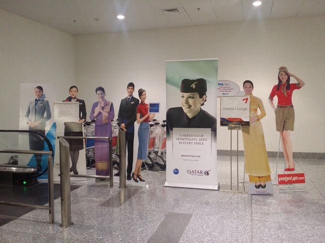 出国審査を終えた付近に各航空会社のパネルが並んでいます。ここからエスカレーターで上の階に上がります。