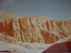 王家の谷（一番奥より撮った「王家の谷」でこの岩場の下に歴代のエジプト王の墓が掘られています。）
