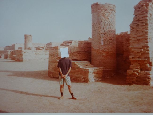市街地の住居跡（丸いレンガは井戸跡）