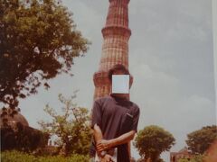 クトゥブ・ミナール（ヒンドゥー教徒に対する勝利の記念塔で１１－１３Cに完成しました。（後方は７２Ｍの塔で３７８段の螺旋階段で上に登れます。）