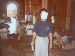 ジャーマ・マスジッド（インド最大のイスラム教の礼拝堂　寝ている人と礼拝する人）