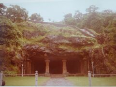 ボンベイ郊外のエレファンタ島のヒンディーの石窟寺院（グレート・ケーブの全景　中に９つの壁面レリーフがあります。）