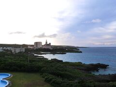 ６：１２

毎朝、５：５５（Go-Go-Go）に起きて朝日を見ていました

今日も良い天気で一安心

宮古島の一番南側、シギラリゾート内にある「ウェルネスヴィラ ブリッサ」
のＡー604のお部屋からの景色です　　
水平線からでは無いですが綺麗にサンライズが見れます

この方向から少し右側（南側）を向くと水平線が綺麗にパノラマに見れます
