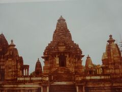 西群のラクシュマナ寺院全景（真ん中はシカラ）（左隅の半分の寺院はマタンゲーシュワラ寺院）