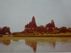 西群の寺院（右はジャガダンビー寺院　左はカンダーリヤー・マハーデーオ寺院）