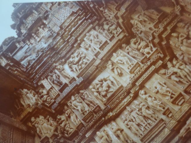 西群のカンダーリヤー・マハーデーオ寺院のミトゥナ像