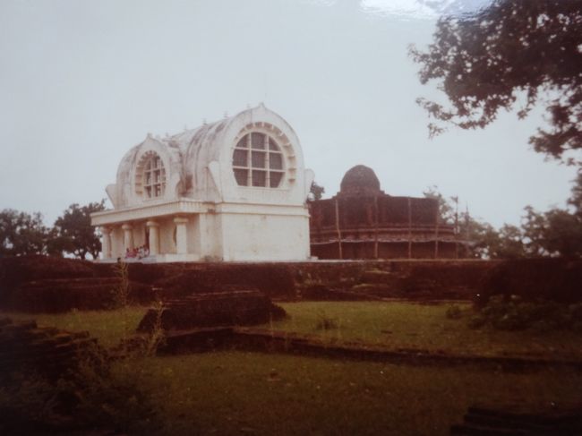 白い建物はマハパリニルバーナ寺院（右はニルヴァーナ・ストゥーパ）