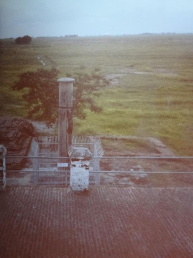 ネパールのルンビニ（仏陀四大聖地の一つです。仏陀の生誕の地）（マーヤー・デーヴィ寺院よりアショーカ王の石柱）日没間際です。