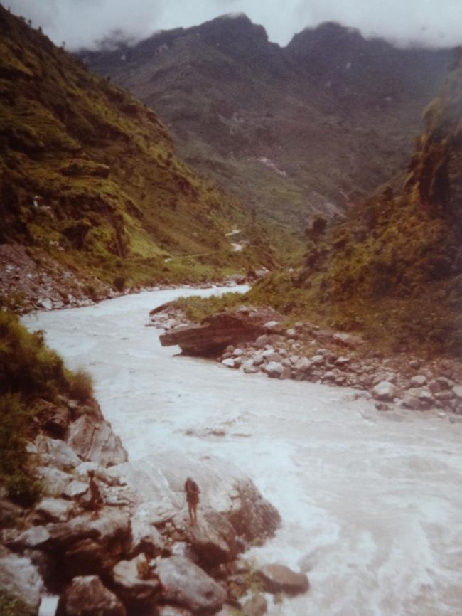 ネパール国境への車窓風景（釣りをする人々）