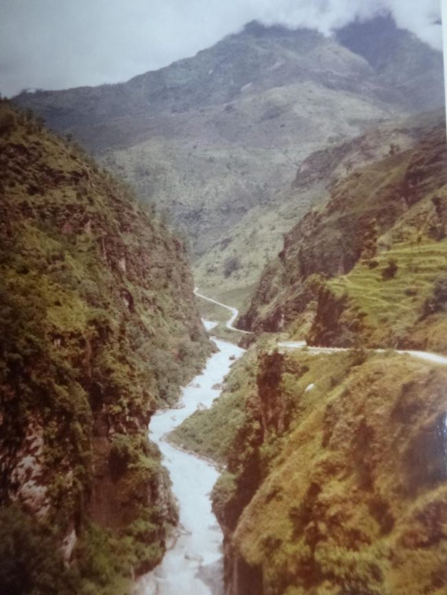 国境途中で昼食を食べます。（深い谷）