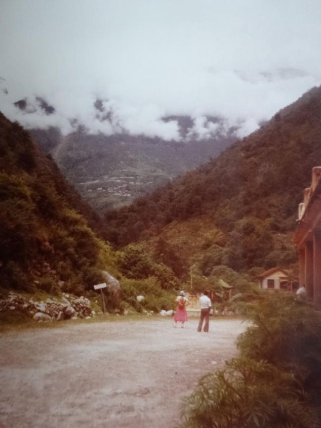 ネパール・チベットの国境（山の中腹の村々はチベットの村）（ネパールはコダリ）