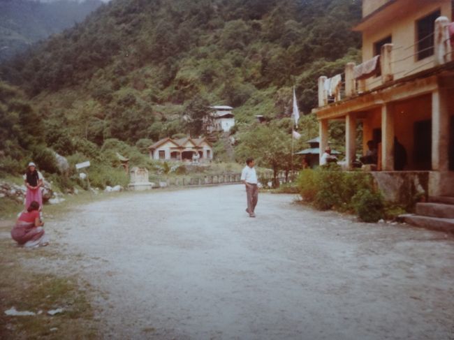 中央に国境の橋が見えます。